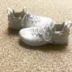 NIKE LEBRON XV LOW BASKETBALL SHOES WHITE METALLIC SILVER